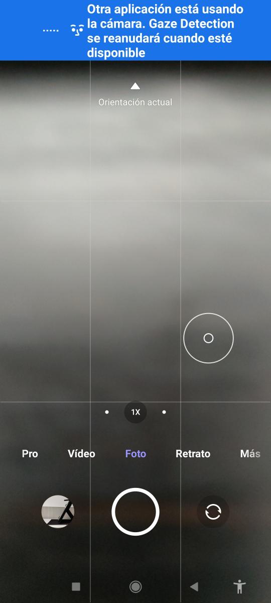 Imagen del funcionamiento de Gaze detection mientras se usa la cámara con mensaje: otra aplicación está usando la cámara. Gaze detection se reanudará cuando esté disponible