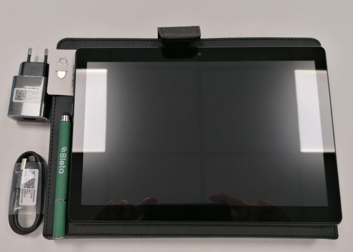 Imagen en la que se muestra la tableta y sus accesorios.