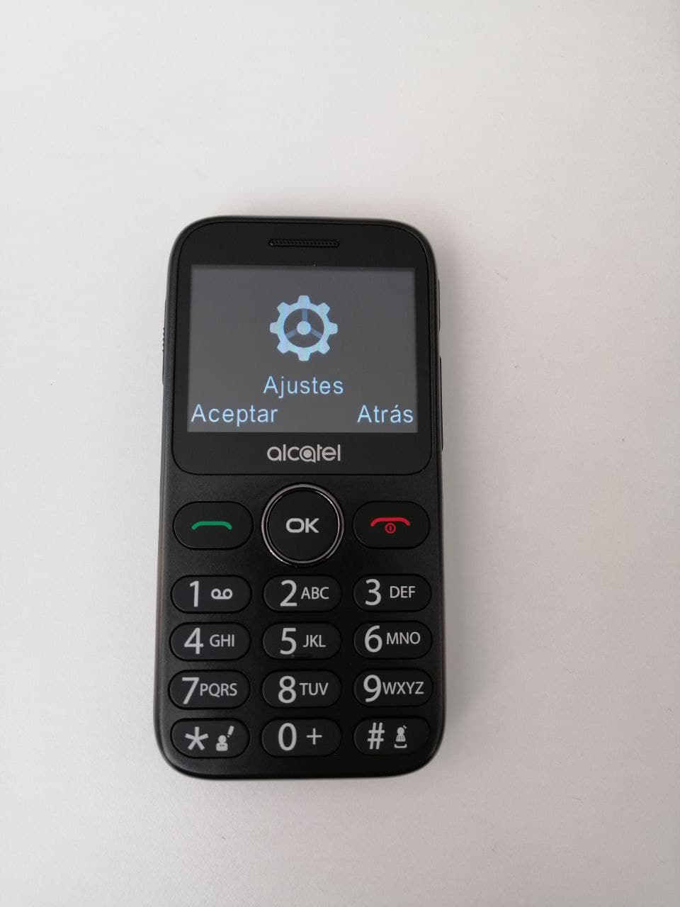 Imagen que muestra la parte delantera del teléfono con la pantalla en el modo ajustes