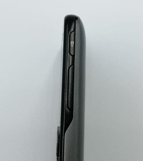 Imagen que muestra los botones de volumen y linterna situados en un lateral del teléfono