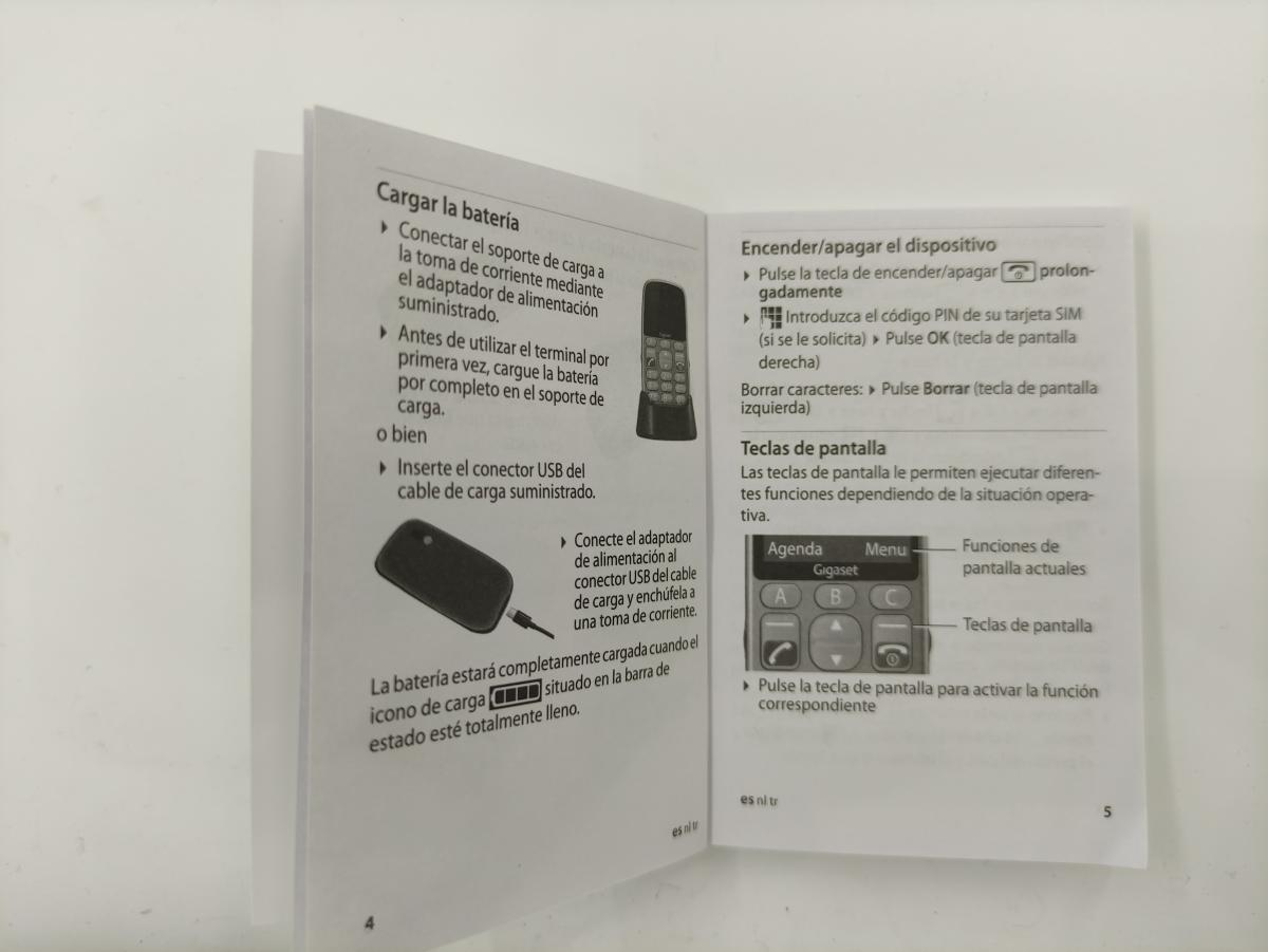 Imagen del manual que viene incluido con el teléfono abieto en una página de muestra.