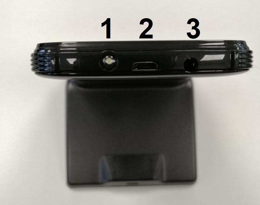 Imagen que muestra la parte superior del teléfono, donde se encuentran, de izquierda a derecha, la linterna, la conexión micro USB y el jack para los auriculares