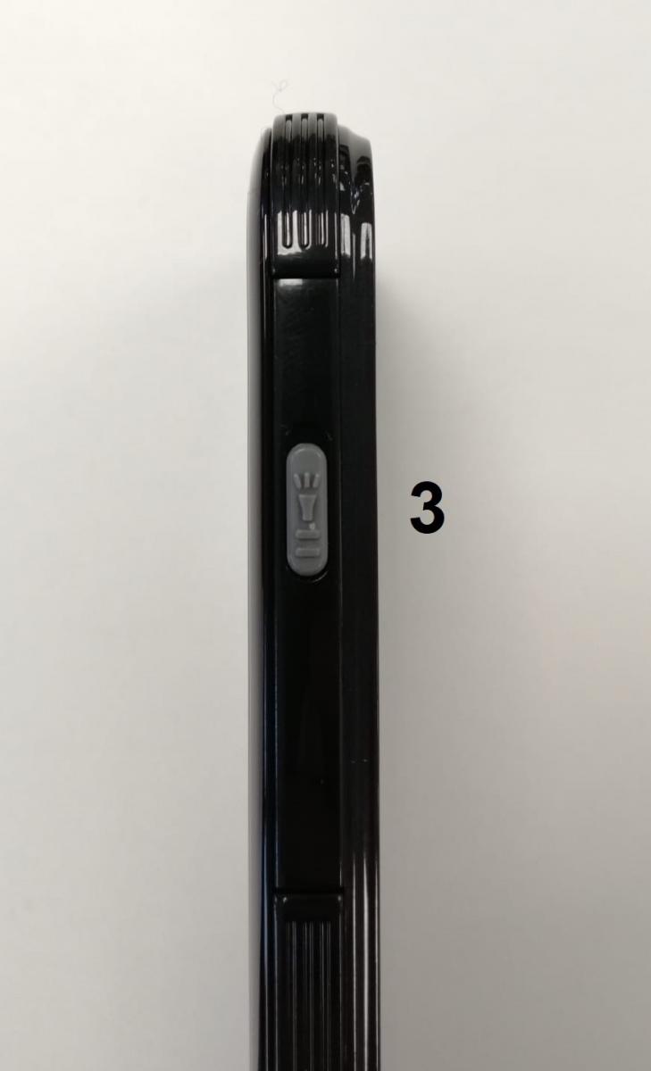 Imagen que muestra el lateral izquierdo del teléfono, en el que se encuentra el botón de encendido/apagado de la linterna