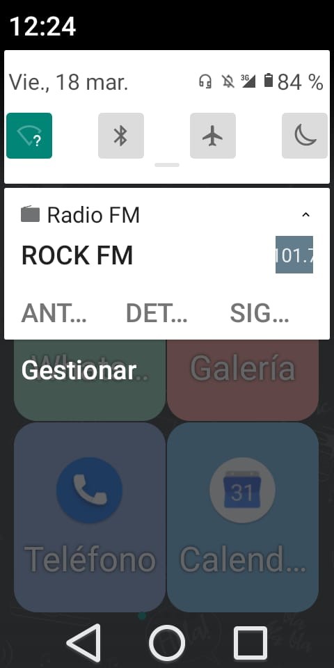 Imagen que muestra la opción de detener la radio desplegando la barra de notificaciones si se está fuera de la aplicación