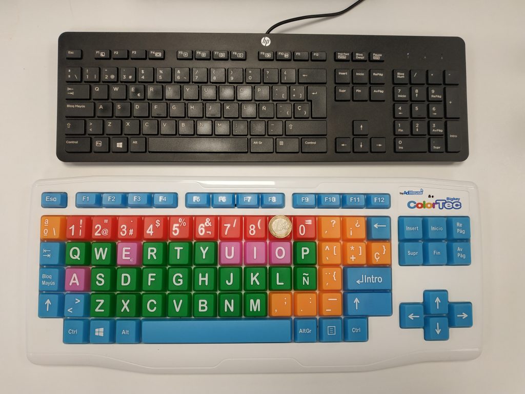 Comparación teclado ColorTec con uno convencional y con una moneda de 1 euro