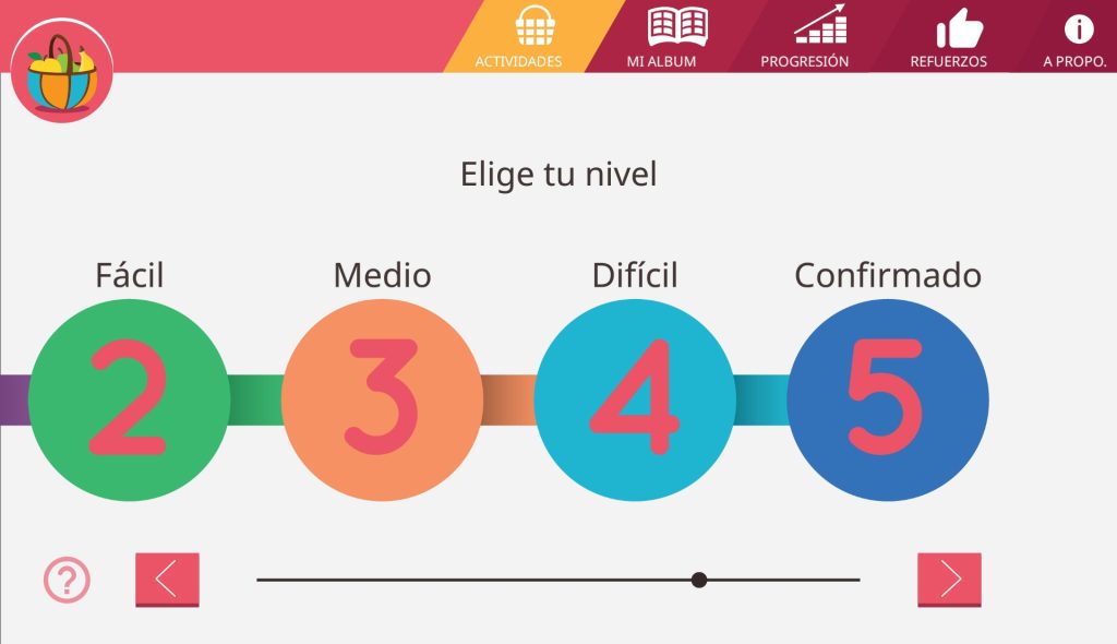 Página de selección del nivel. En la parte central aparece una lista de cuatro pulsadores para seleccionar el nivel. De izquierda a derecha son: fácil, medio, difícil y confirmado. En la parte superior a la derecha, hay una lista de cuatro iconos para las distintas configuraciones de la app. De izquierda a derecha son: actividades, mi álbum, progresión, refuerzos y a proposito.