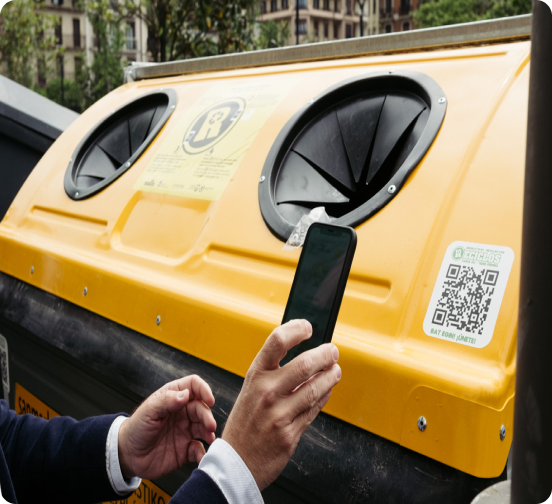 Person scanning the QR of a yellow container