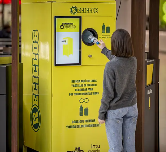 Person scanning the QR of a RECYCLING machine
