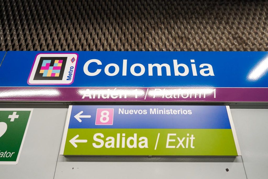 Navilens en la estación de metro Colombia