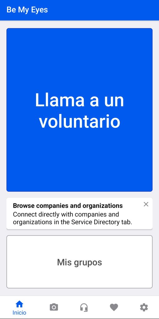 Pagina principal, cuenta con un botón azul en la parte superior de la ventana para llamar a un voluntario. En la parte central inferior esta el botón blanco de mis grupos. Y en la parte inferior se encuentra la barra de botones de inicio, IA, directorio de servicios, comunidad, y perfil