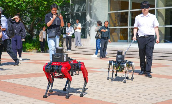 Persona utilizando un perro guía blanco y er la parte delantera de la imgen , otro perro guía robot rojo