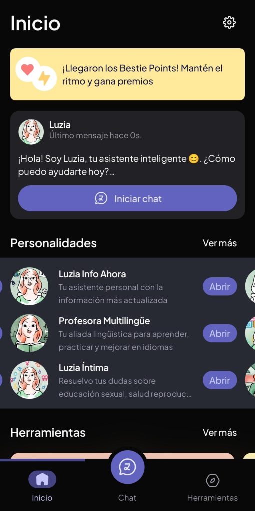 En la parte superior se encuentra el botón de iniciar chat con Luzia general. En la parte central se encuentran todos los botones para abrir los chat con las diferentes personalidades de Luzia, entre ellas están Luzia Info Ahora, Luzia Profesora de Matemáticas y Luzia intima. En la parte inferior se encuentra la barra horizontal de botones de la aplicación, inicio, chat y herramientas