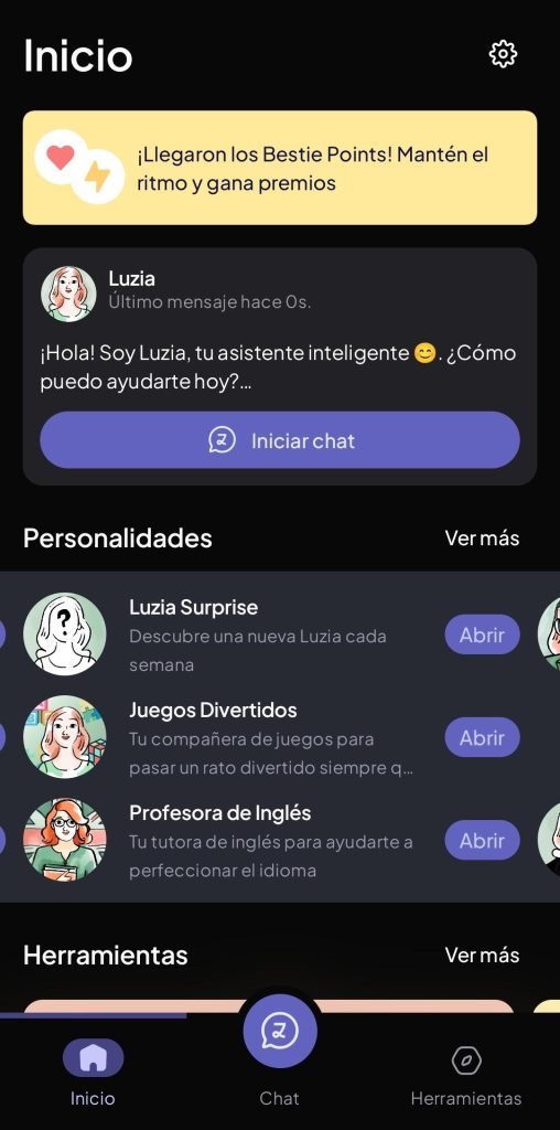 En la parte superior se encuentra el botón de iniciar chat con Luzia general. En la parte central se encuentran todos los botones para abrir los chat con las diferentes personalidades de Luzia, entre ellas están Luzia Surprise, Luzia Juegos Divertidos y Luzia Profesora de ingles. En la parte inferior se encuentra la barra horizontal de botones de la aplicación, inicio, chat y herramientas