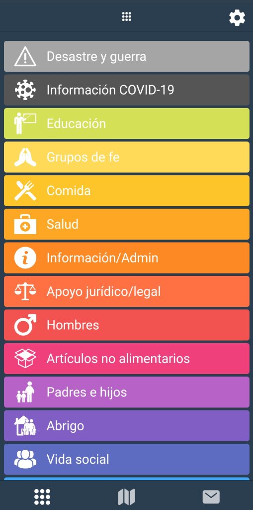 Se muestra el siguiente listado de necesidades/vulnerabilidades: Desastre y guerra, información Covid-19, educación, grupos de fe, comida, salud, información/administración, apoyo jurídico/legal, hombres, artículos no alimentarios, padres e hijos, abrigo, vida social. En la parte superior derecha se encuentra un icono de ajustes. En la parte inferior, de izquierda a derecha; icono de acceso a esta página inicial, icono de acceso a la página del mapa e icono de acceso a la sección de mensajes.