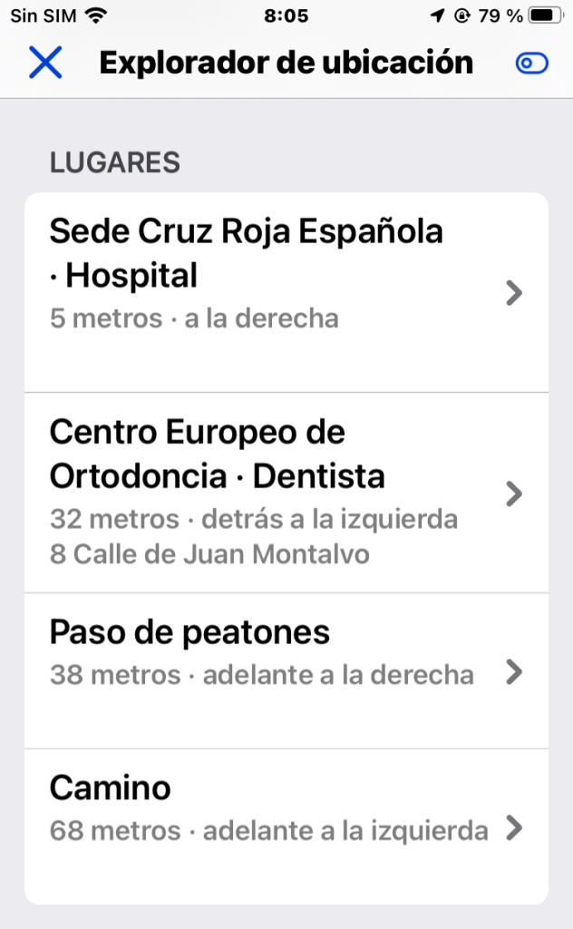 En la parte central se encuentra una lista de lugares ordenados por cercanía, más cercanos arriba. En la imagen se muestra en primer lugar la sede de cruz roja Española, después el centro europeo de ortodoncia y por último el paso de peatones a 38 metros