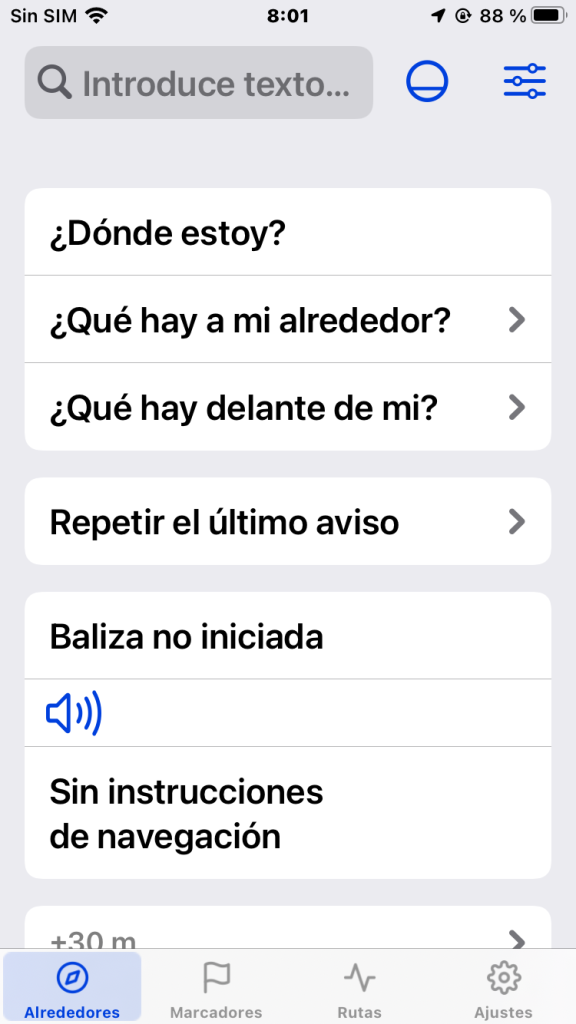 Arriba a la derecha se encuentra un cuadro de texto para preguntar algo a VoiceVista. A la izquierda de este, se encuentra el botón para activar o desactivar la aplicación y a su derecha se encuentran los tres puntos de ajustes. En la parte central se encuentran las preguntas frecuentes.