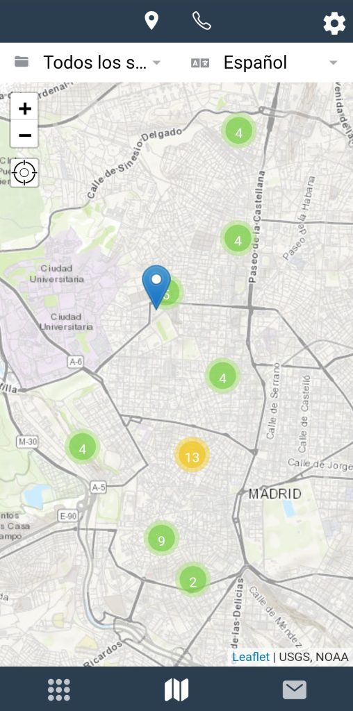 Se muestra la imagen del mapa, con la ubicación de la persona usuaria y las entidades más cercanas a ella. En la parte superior los iconos explicados. En la parte superior derecha, el icono de acceso a ajustes. En la parte superior izquierda del mapa hay 3 botones, de arriba abajo; aumentar zoom del mapa, reducirlo, centrar la imagen en la ubicación de la persona usuaria.