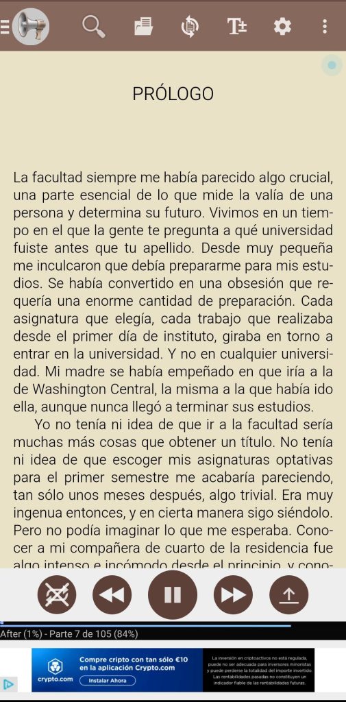 Prologo de un libro en la parte central de la imagen. En l parte superior se muestra la lista de botones de configuración y en la parte inferior se muestran los botones para parar, adelantar o atrasar el audio.