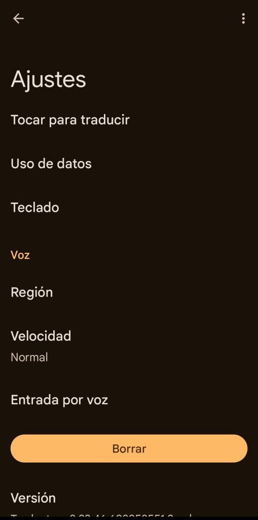 Se muestra la página de ajustes, desde donde se puede acceder, de arriba a abajo, a: Tocar para traducir, uso de datos, teclado, región, velocidad y entrada por voz. Además, en la zona inferior se encuentra un botón con el nombre "borrar", con el cuál se elimina el historial.