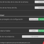 Se muestran las opciones, de arriba a abajo: Colores de los días de la vista de la semana, colores de las horas del día, acceso protegido a configuración, velocidad al hablar y sonido de recordatorios. A la derecha de cada opción, hay: De las dos primeras, un botón para cambiar dichos colores. Del de acceso protegido, un botón de desactivado y otro de activado. Del de la velocidad al hablar, un botón de lenta y otro de normal. Del de los recordatorios, un botón para establecer sin sonido. En l aparte inferior derecha de la pantalla volvemos a tener las opciones de cancelar y validar.