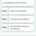 Página de agenda. En la parte central hay un listado de tareas pendientes, a la izquierda de ellas están las horas y a la derecha el texto correspondiente. En la parte inferior a ellas están dos botones para la navegación entre los días del calendario. Y en la parte inferior de la pantalla está un botón grande y verde para añadir un nuevo evento.