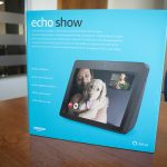 Caja del Amazon Echo Show de pie
