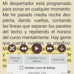 En la parte del fondo de la imagen se muestra el capitulo 1 del libro abierto. Y en la parte central se muestran los botones para parar, adelantar el audio. A mano derecha de estos, se encuentra el botón para ocultar estos ajustes. En la parte inferior de la imagen se muestran las tres barras variables que se corresponden con la velocidad, el tono y el volumen