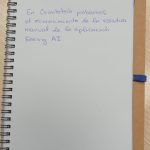 Fotografía de un cuaderno con un texto escrito a mano