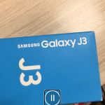 Fotografía del texto del etiquetado de una caja de un móvil Samsung Galaxy J3