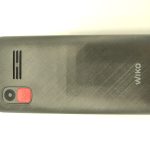 Imagen trasera del Wiko F200 enseñando el botón SOS y la cámara