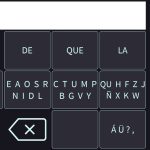 teclado con secciones e iconos grandes, agrupando símbolos y con predicción de palabras