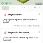 Página de configuración de la isla. Pulsando en la parte superior izquierda se consultan las islas de otros usuarios. En la parte superior derecha hay tres iconos agregar elementos a la isla. En la parte centrar está la isla y, debajo de esta, de izquierda a derecha están las respuestas a las preguntas diarias, el diario, cápsulas del tiempo y una opción final para ver un calendario.