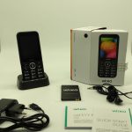 Wiko F200 box content. Charging base, phone, battery, charger, manual, headphones.