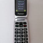 Imagen que muestra el teléfono encendido con la tapa abierta