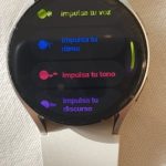 Reloj SmartWatch de Samsung con el menú de la aplicación.