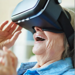 Imagen que muestra a una persona utilizando la gafa VR de Oroi