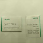 Imagen que muestra el manual y la guia rápida que incluye el Wiko F200