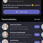 En la parte superior se encuentra el botón de iniciar chat con Luzia general. En la parte central se encuentran todos los botones para abrir los chat con las diferentes personalidades de Luzia, entre ellas están Luzia Info Ahora, Luzia Profesora de Matemáticas y Luzia intima. En la parte inferior se encuentra la barra horizontal de botones de la aplicación, inicio, chat y herramientas