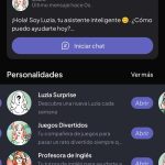 En la parte superior se encuentra el botón de iniciar chat con Luzia general. En la parte central se encuentran todos los botones para abrir los chat con las diferentes personalidades de Luzia, entre ellas están Luzia Surprise, Luzia Juegos Divertidos y Luzia Profesora de ingles. En la parte inferior se encuentra la barra horizontal de botones de la aplicación, inicio, chat y herramientas